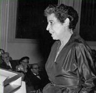 1955年、ドイツで講演するハンナ・アーレントの写真
