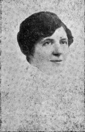 1917 年の新聞に掲載された、ウェーブのかかった黒い髪をした白人女性の写真。