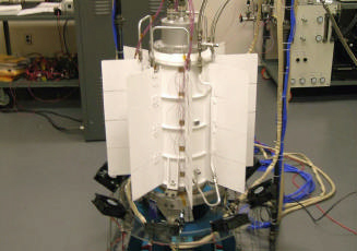 MSL MMRTGの外装。白色のAptek 2711コーティングは太陽光を反射しながらも、火星の大気へ熱を伝達する。
