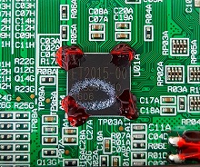 四角い黒いeZ80マイクロプロセッサが、他の電子部品とともに緑色のプリント基板上に配置されている。