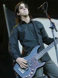 グーン・ムーンのツイギー・ラミレスが2007年に演奏しているところ