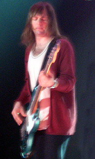 2007年、マルーン5と共演したマッデン