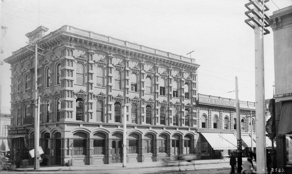 テンプルブロックのスプリングストリート側、コーンブラザーズストアの看板、1890年代半ば。