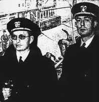 海軍の制服を着た男性2人
