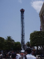 バットウィング・スペースショットの中央にある金属格子細工の尖塔。
