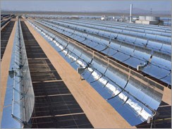 太陽エネルギーを集めるための放物面トラフの配列