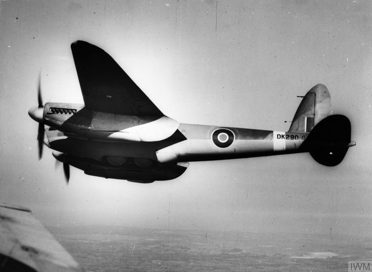 ウィルトシャー州ボスコムダウンに拠点を置く航空機兵器実験施設のモスキート B マーク IV 開発機 DK290/G。試験用に 2 個の「ハイボール」兵器を搭載できるよう爆弾倉を深く改造した後、飛行中。1943 年 3 月。