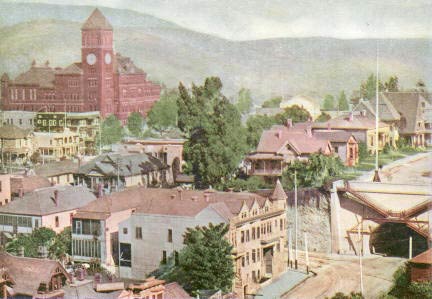 フォート ムーア ヒルのブロードウェイ トンネル、1901 年に建設、南側の入口 (右下)、フォート ムーア ヒルに 1891 年から 1917 年まで建っていたロサンゼルス高校 (左上)