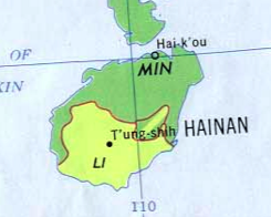 ほぼ楕円形をした海南島の地図。北が上になるように、長い辺が北西方向を約45度の角度で示すように傾けられている。島の左下半分を占める地域が強調表示されており、これはリー族の居住地を示している。