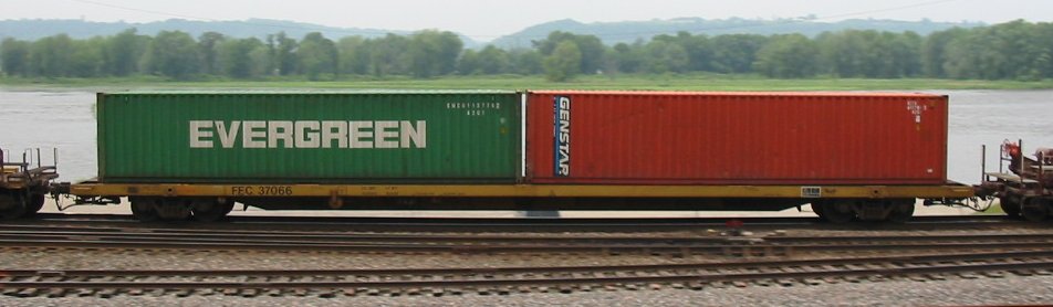 フロリダ・イースト・コースト鉄道の平貨車が、2つの輸送コンテナを積んでウィスコンシン州グレンヘイブンを通過する。