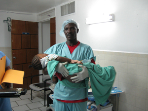 ハイチ地震後、PIH は数百人のボランティアをこの島国に派遣し、既存の約 5,000 人のハイチ人スタッフを動員しました。