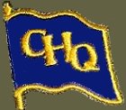黄色の縁取りと黄色の「GHQ」の文字が入った青い旗が揺れている