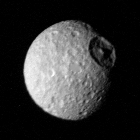 ボイジャー1号から425,000kmの距離にあるミマス