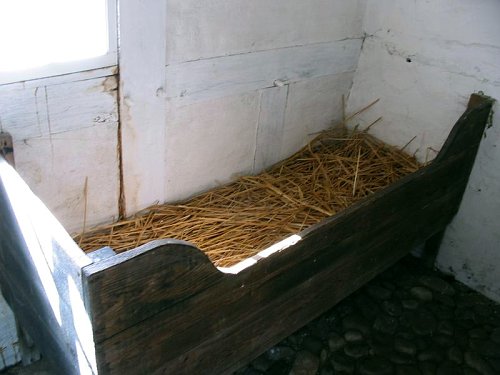 デンマークの博物館にある、寝具のない、藁が詰められたベッド。