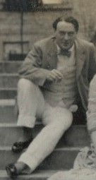 1912年、階段に座るデズモンド・マッカーシーの写真