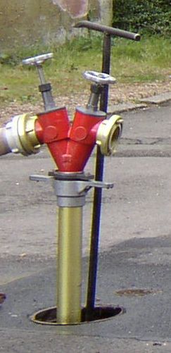 ドイツ製の地下消火栓(ストルツホース接続部付き)