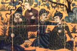 イスファハンのチェヘル・ソトゥーン出土のサファヴィー朝時代の陶板に描かれた男性と若者たち。ルーブル美術館、パリ。