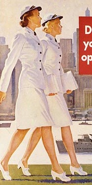 夏服の制服を着た2人のWAVESの女性が並んで街の通りを歩いている