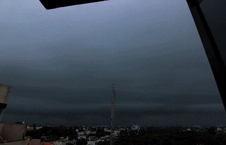 インドのポンディシェリで雷雨の直前に撮影された棚雲のタイムラプス写真
