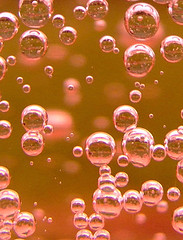 ピンクシャンパンは、濃い紫色のブドウの皮で一時的に発酵させるか、少量の赤ワインを加えることによってその色を得ます。