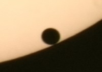 2004年の金星の太陽面通過における第3接触(上の図のIIIと比較)を、アメリカ合衆国中央部から見た図。