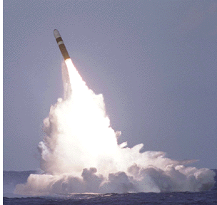 先端が鈍いミサイルは、ロケットモーターを噴射し、弾道発射のために角度をつけて位置を調整すると、巨大な白い水しぶきを上げる。