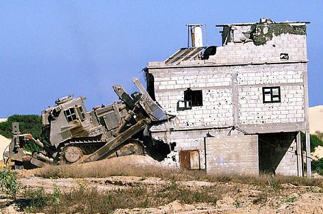 第二次インティファーダ(2000年~2005年)中に、イスラエル国防軍のキャタピラーD9装甲ブルドーザーが家屋を破壊している様子。