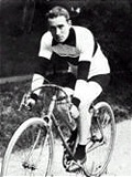自転車に乗った男性。