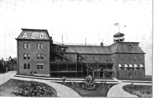 1906 年には、より多くの教室と手術室を備えた 3 番目の建物が建設されました。