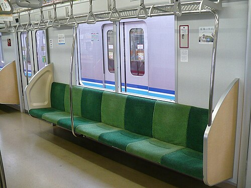 色分けされた座席、東洋快速鉄道2000系。