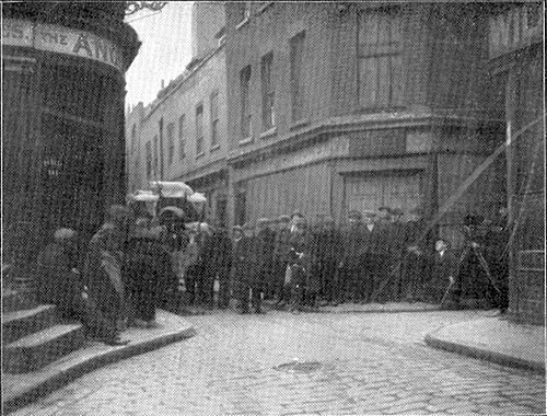 1920年代初頭、ヒッチコックが映画「ナンバー13」を監督しているときの写真