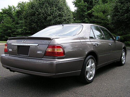 1999～2001年、リアを改良（Q45tはデッキリッドスポイラー付き）