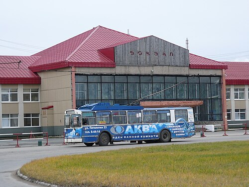 ベレズニキの BTZ トロリーバスと鉄道駅