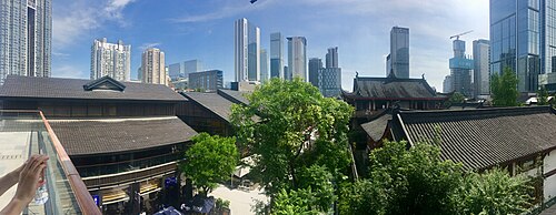 無印良品の隣から成都中洋太古里の全景を眺める