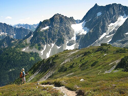 山の麓にある登山道の写真