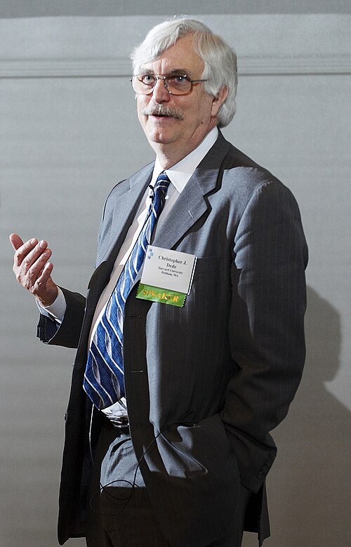 2008 年 4 月 28 ~ 29 日に Chemical Heritage Foundation が主催した LISE 2008 (科学教育におけるリーダーシップ イニシアティブ、第 8 回年次会議)「科学教育における新しいメディアとテクノロジー」で講演した Christopher Dede の写真。