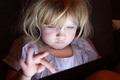 幼児がタブレット端末を使用している
