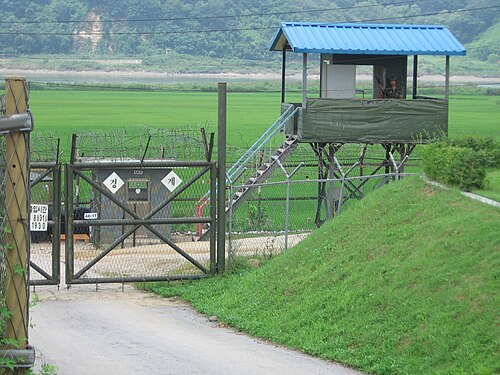 非武装地帯（DMZ）外の民間人管理線にある韓国の検問所