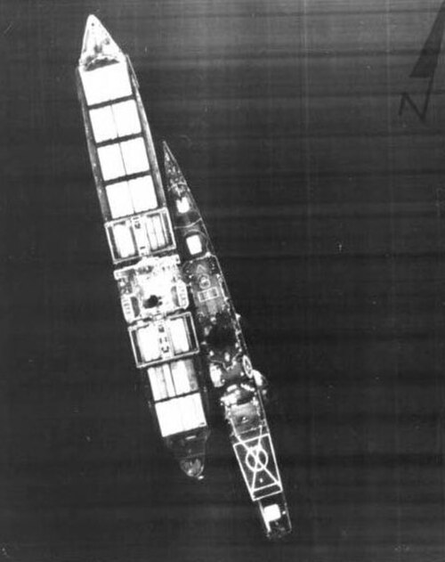1975 年のマヤグエス号事件の一環として、USS ハロルド E. ホルト号が SS マヤグエス号の横に寄港し、乗船隊の乗船を許可している。