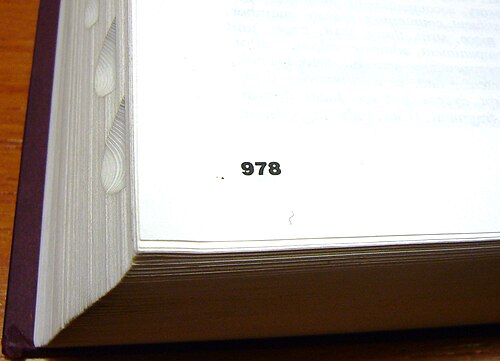 大きな本のページの左下隅に「978」という数字が書かれています。