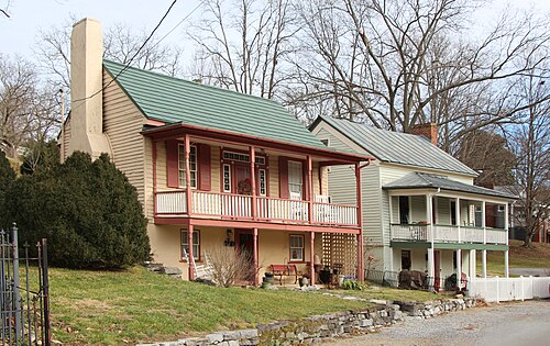 住宅ビル、スプリングストリート105/107番地、1850年頃建造、ギリシャ復興様式の影響を受けている。