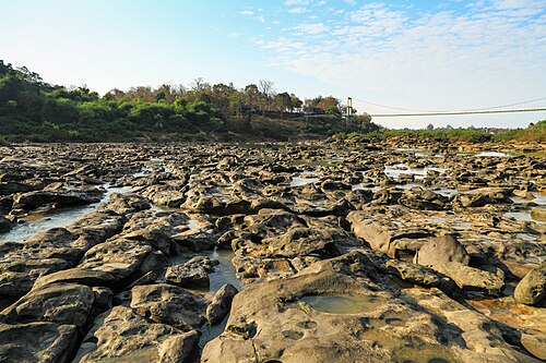 ケンタナ国立公園の岩だらけの川沿い