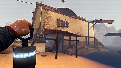 Ether One のゲームプレイの画像は、プレイヤー キャラクターの一人称視点を示しています。水辺の荒れ果てた白いレンガ造りの家にたどり着いたとき、彼の手にはランタンが握られていました。背景には崖が見えます。