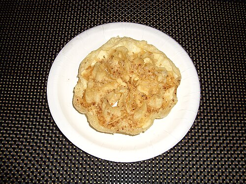 鉄製の型で生地に浸し、食用油で揚げたディプレ
