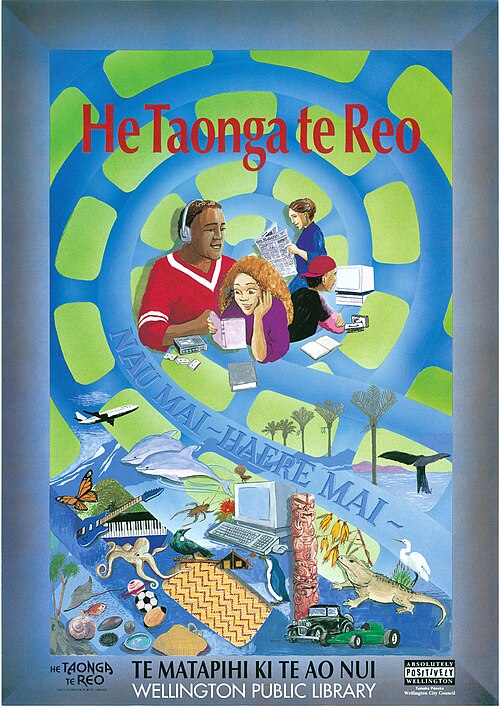 ポスターには「He Taonga Te Reo」という文字が書かれており、これはウェリントン公共図書館にあるマオリ語を祝うポスターです。緑と青のカラフルなグラフィックがあり、中央には読書をしたり、ヘッドホンで音楽を聴いたり、コンピューターを操作したりする人々の絵が描かれています。織物や彫刻、自然界(例えばタコ、コウハイの花)、音楽、スポーツ、旅行などを表す小さな絵も描かれています。