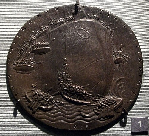 ルートヴィヒ・ギース作、1915年発行のドイツ記念メダル。乗客で満員のルシタニア号が救命ボートを降ろしている様子が描かれている。