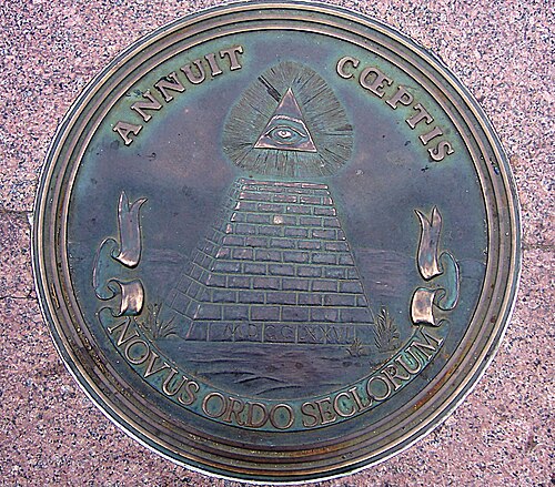 2006年にフリーダムプラザに設置された銘板に描かれた、国璽の裏面。