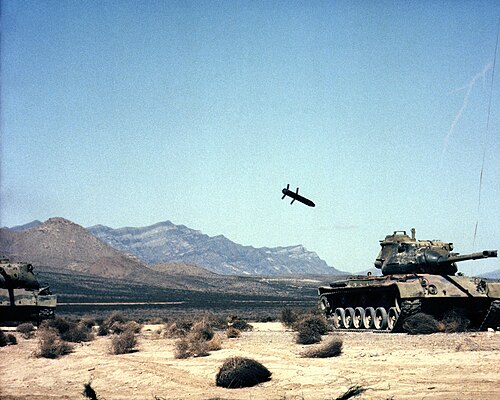 レーザー誘導砲弾M712カッパーヘッドが目標の戦車に接近する