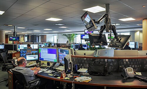 コンピューター、モニター、机を備えたオフィスルーム