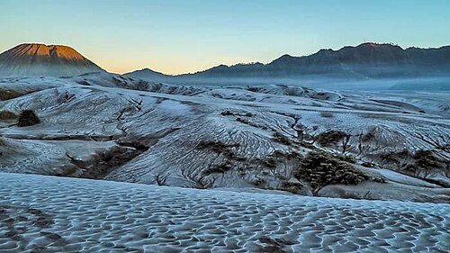 ブロモ山特有の現象、雪のように見える氷露（エンブン・ウパス）